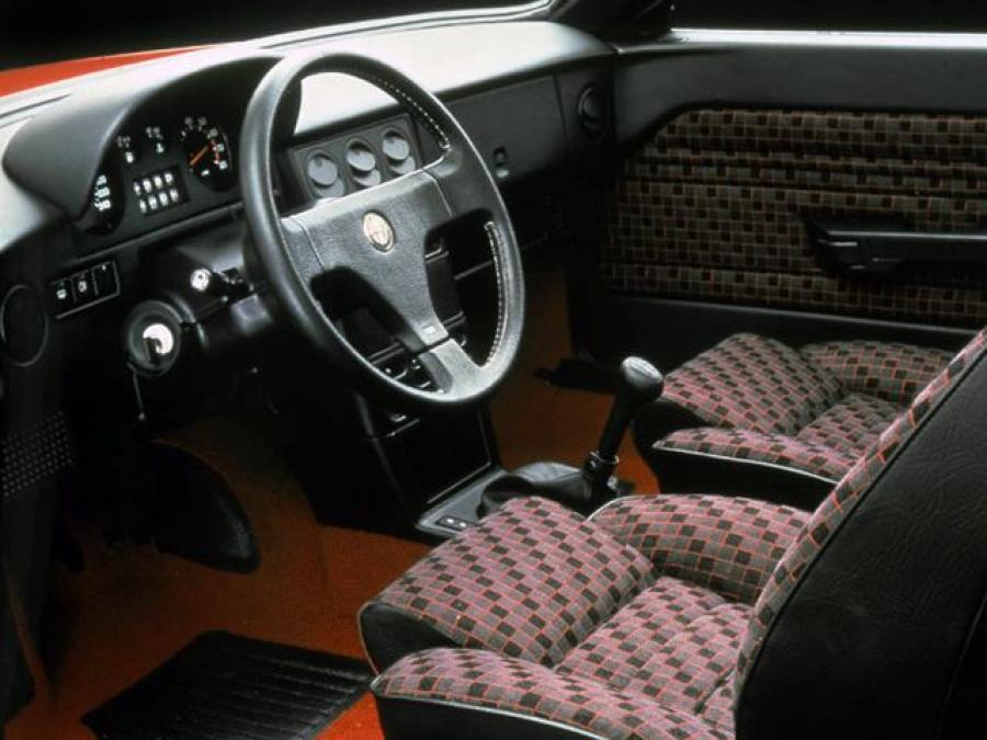 Интерьер Alfa Romeo 33 1.7 Quadrifoglio Verde (905) 1986 года  (фото 6 из 9)